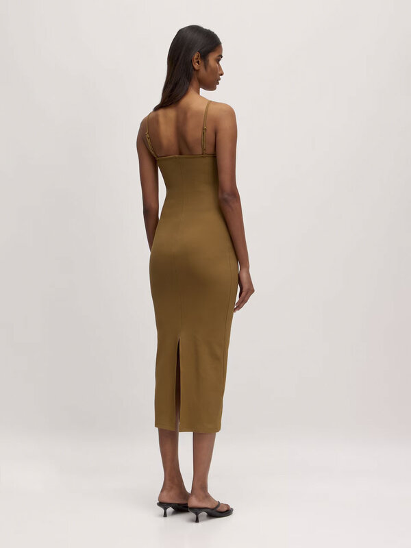 Edited Robe midi Lilian 5. Féminine et audacieuse. Cette robe midi ajustée, ornée de fines bretelles et de perles délicat...