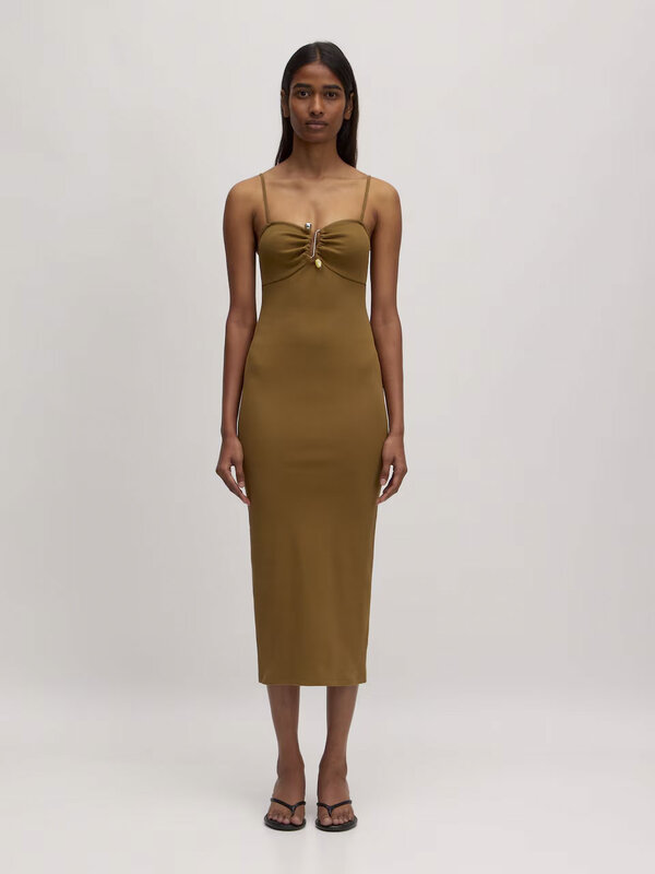 Edited Robe midi Lilian 2. Féminine et audacieuse. Cette robe midi ajustée, ornée de fines bretelles et de perles délicat...