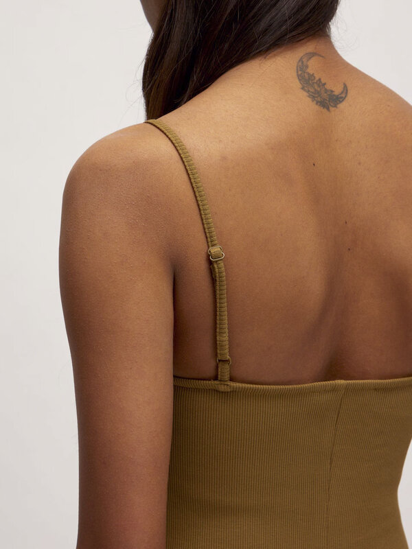 Edited Midi jurk Lilian 4. Feminine meets statement. Deze aansluitende midi-jurk met spaghettibandjes en subtiele kraalde...