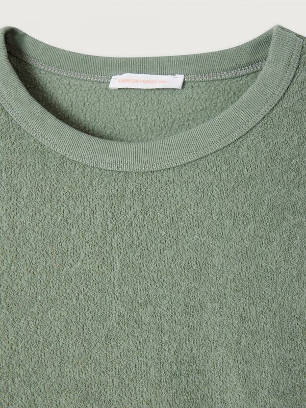 American Vintage Sweat Bobypark 2. Adoptez le cosy chic avec ce pull teddy vert doux. Sa texture riche et sa coupe oversi...