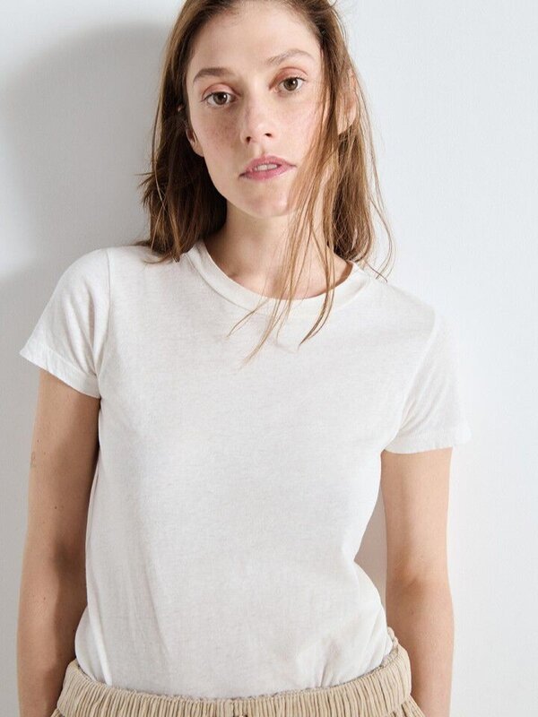 American Vintage T-Shirt doux Gamipy 2. Less is more. Ce T-shirt blanc ultra doux a une coupe légèrement ajustée et une s...