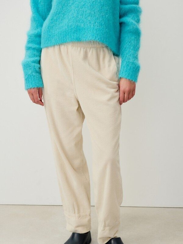 American Vintage Pantalon côtelé Padow 2. Effortless en écru. Ce pantalon en velours côtelé à taille haute et coupe ample...