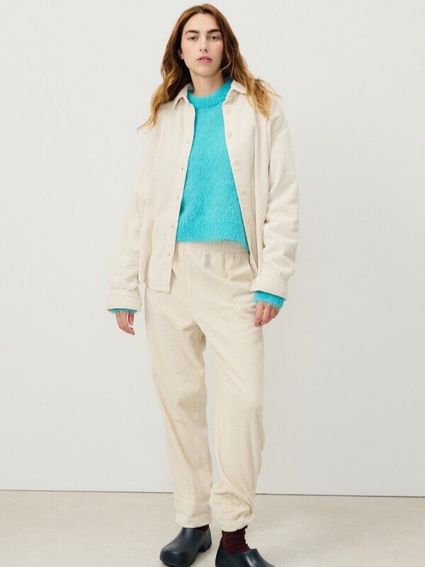 American Vintage Ribbed pants Padow 4. Effortless in ecru. This loose-fit corduroy trouser with high waist blends comfort...
