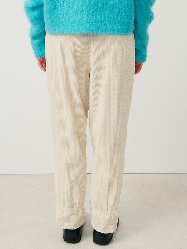 American Vintage Pantalon côtelé Padow 5. Effortless en écru. Ce pantalon en velours côtelé à taille haute et coupe ample...