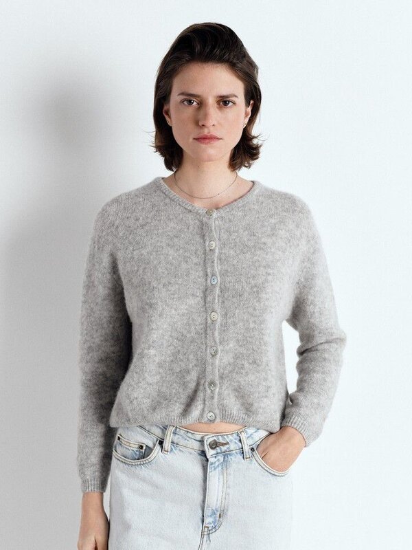 American Vintage Knitted cardigan Vitow 2. Choose a timeless and cozy style with this gray cardigan, made from soft and w...