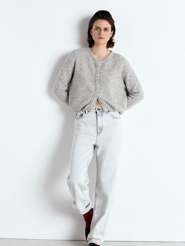 American Vintage Knitted cardigan Vitow 4. Choose a timeless and cozy style with this gray cardigan, made from soft and w...