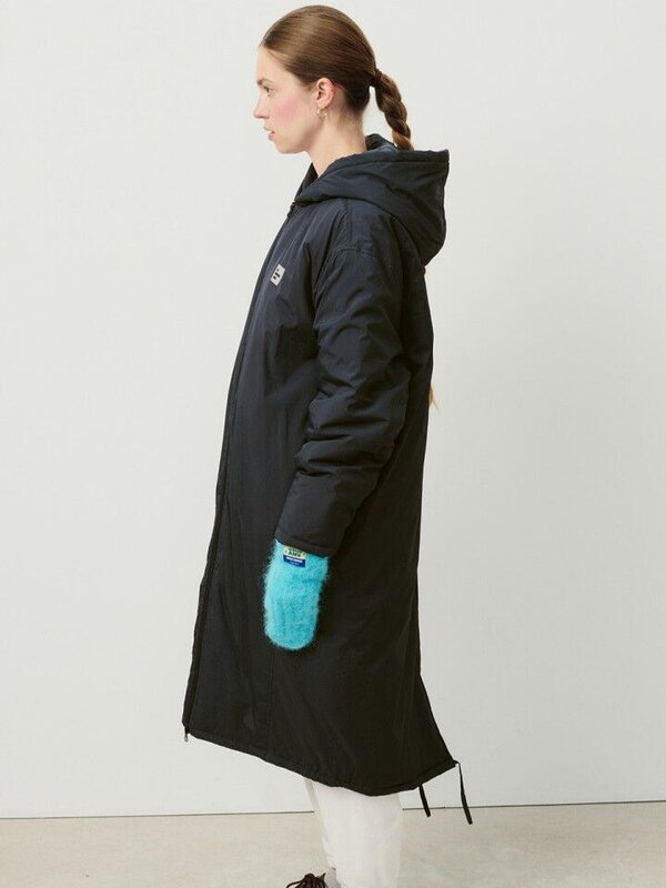 American Vintage Parka Zotcity 3. Sleek & warm. Deze lange zwarte parka combineert stoere coolness met ultiem comfort. Da...