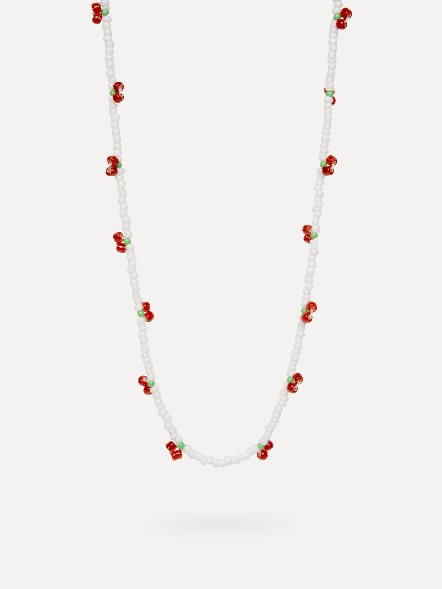 Les Soeurs Collier de perles Ana Cerises 1. Cherry vibes only. Ce collier perlé aux cerises rouges et perles blanches app...