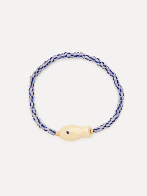 Armband Lara. Catch the vibe! Dit elastische armbandje met blauw-witte kralen en een schattig visje in het midden brengt ...