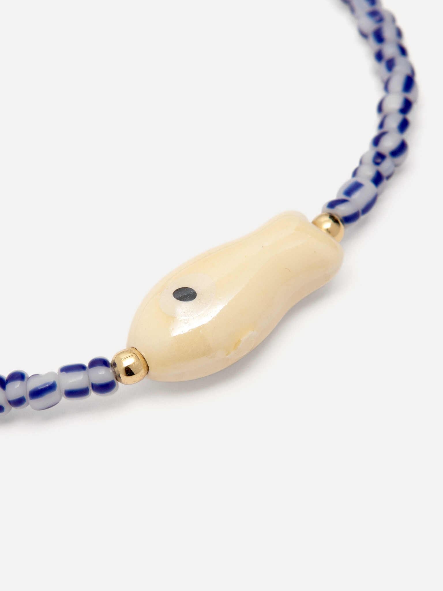Les Soeurs Bracelet Lara poisson 3. Catch the vibe ! Ce bracelet élastique aux perles bleu-blanc et charm poisson apporte...