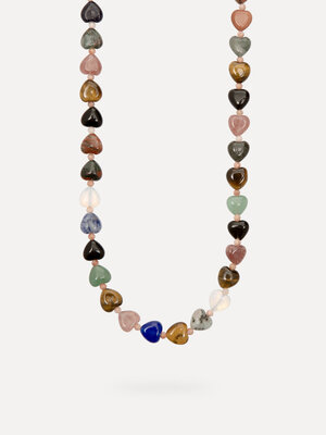 Collier Amelie. À porter sur le cœur. Ce collier orné de perles en forme de cœur dans des tons chauds apporte une touche ...