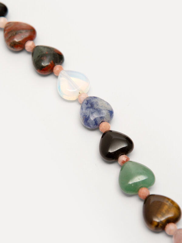 Les Soeurs Collier Amelie coeurs 3. À porter sur le cœur. Ce collier orné de perles en forme de cœur dans des tons chauds...