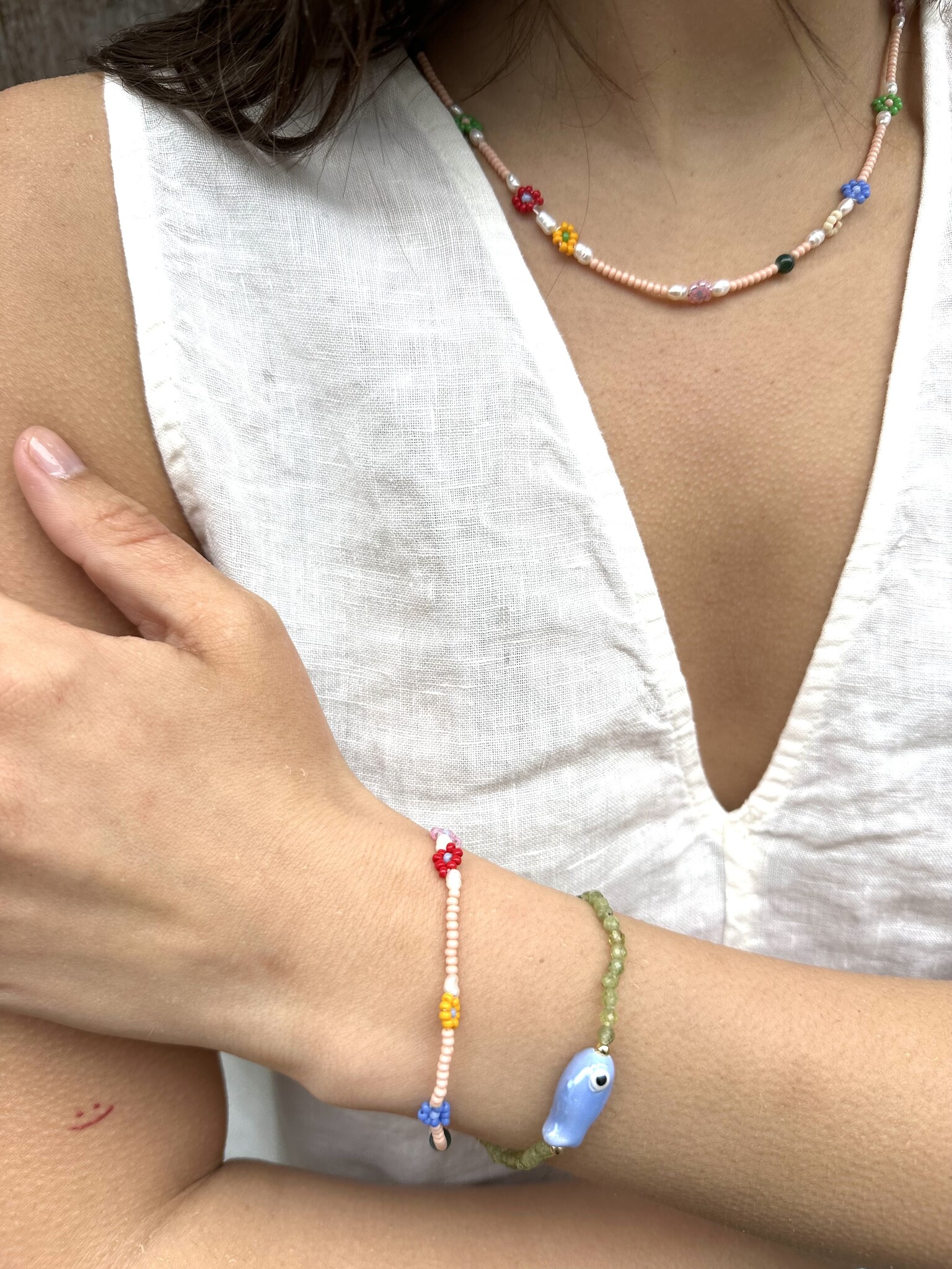 Les Soeurs Collier Alba 2. A daisy a day keeps the blues away. Ce collier en perles fines et petites fleurs colorées illu...