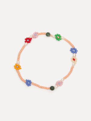 Bracelet Lola. A daisy a day keeps the blues away. This delicate bracelet with soft pearls and colourful flowers adds a p...