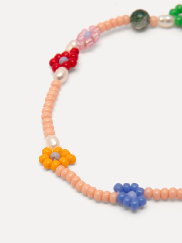 Les Soeurs Bracelet Lola 3. A daisy a day keeps the blues away. This delicate bracelet with soft pearls and colourful flo...