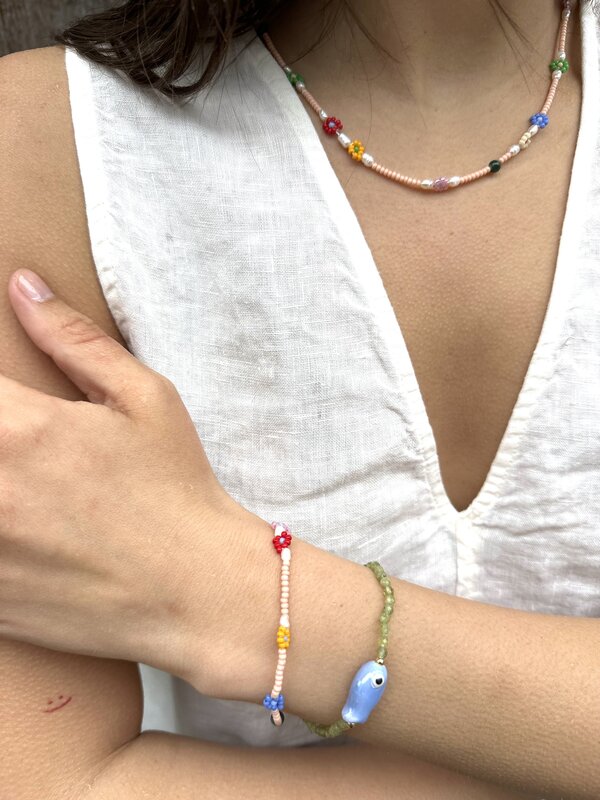 Les Soeurs Bracelet Lola 2. A daisy a day keeps the blues away. This delicate bracelet with soft pearls and colourful flo...