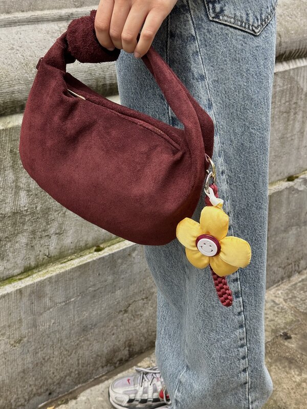 Les Soeurs  Bijou de sac fleur 2. Flower power. Offrez une touche joyeuse à votre sac préféré avec ce charm en forme de f...