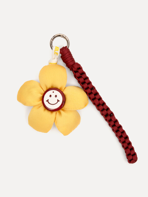 Les Soeurs  Bijou de sac fleur 1. Flower power. Offrez une touche joyeuse à votre sac préféré avec ce charm en forme de f...