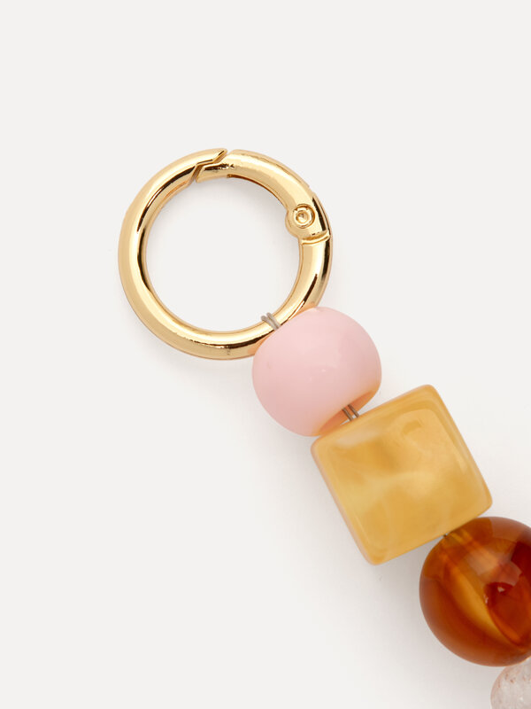 Les Soeurs Bag Charm Stones Pastel 3. Onze favoriete bag charm keert terug in een frisse, zomerse update. Met glanzende p...