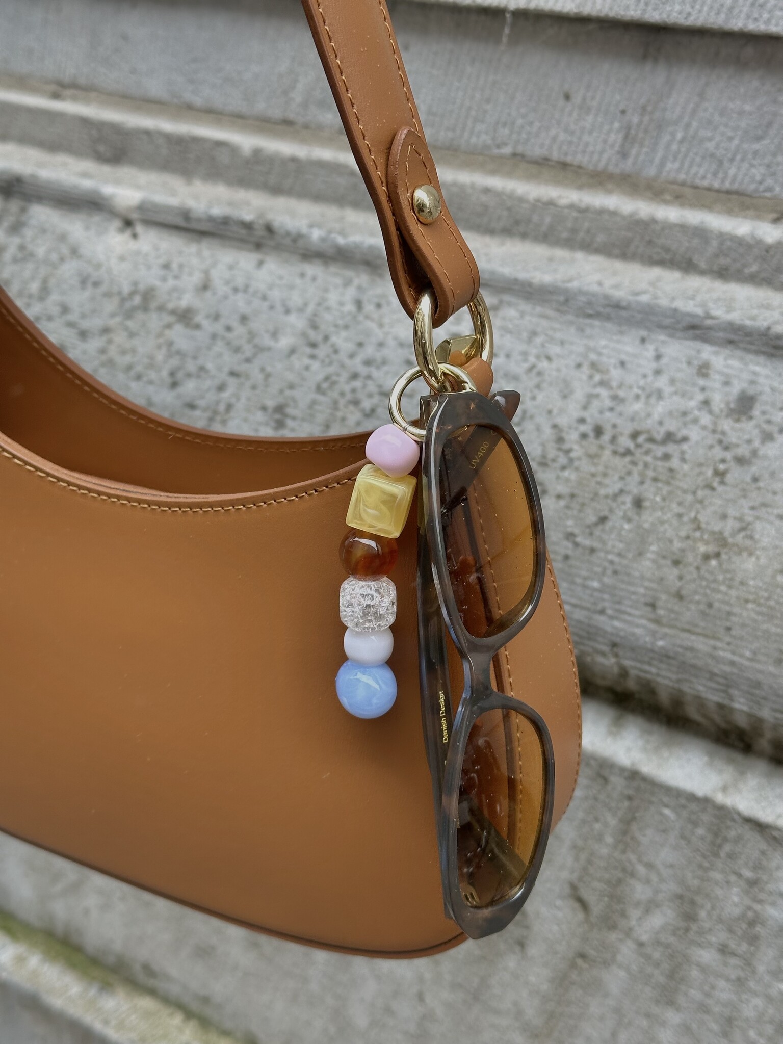 Les Soeurs Bijou de sac Stones Pastel 2. Notre bag charm préféré revient dans une version estivale. Pierres pastel brilla...