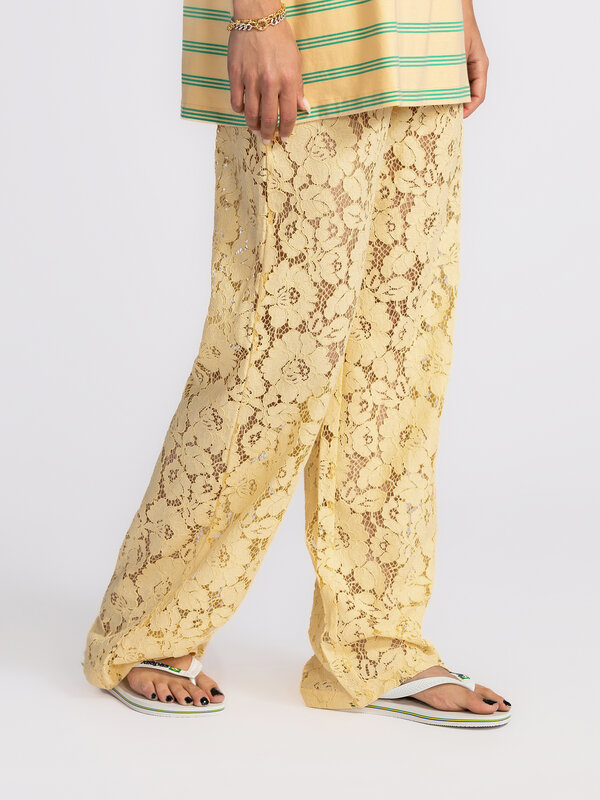 Les Soeurs Kanten broek Reva 4. Life is butter with you – in deze botergele kanten broek. De luchtige stof en flatterende...