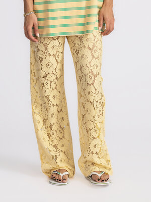 Broek Reva. Life is butter with you – in deze botergele kanten broek. De luchtige stof en flatterende fit maken 'm perfec...