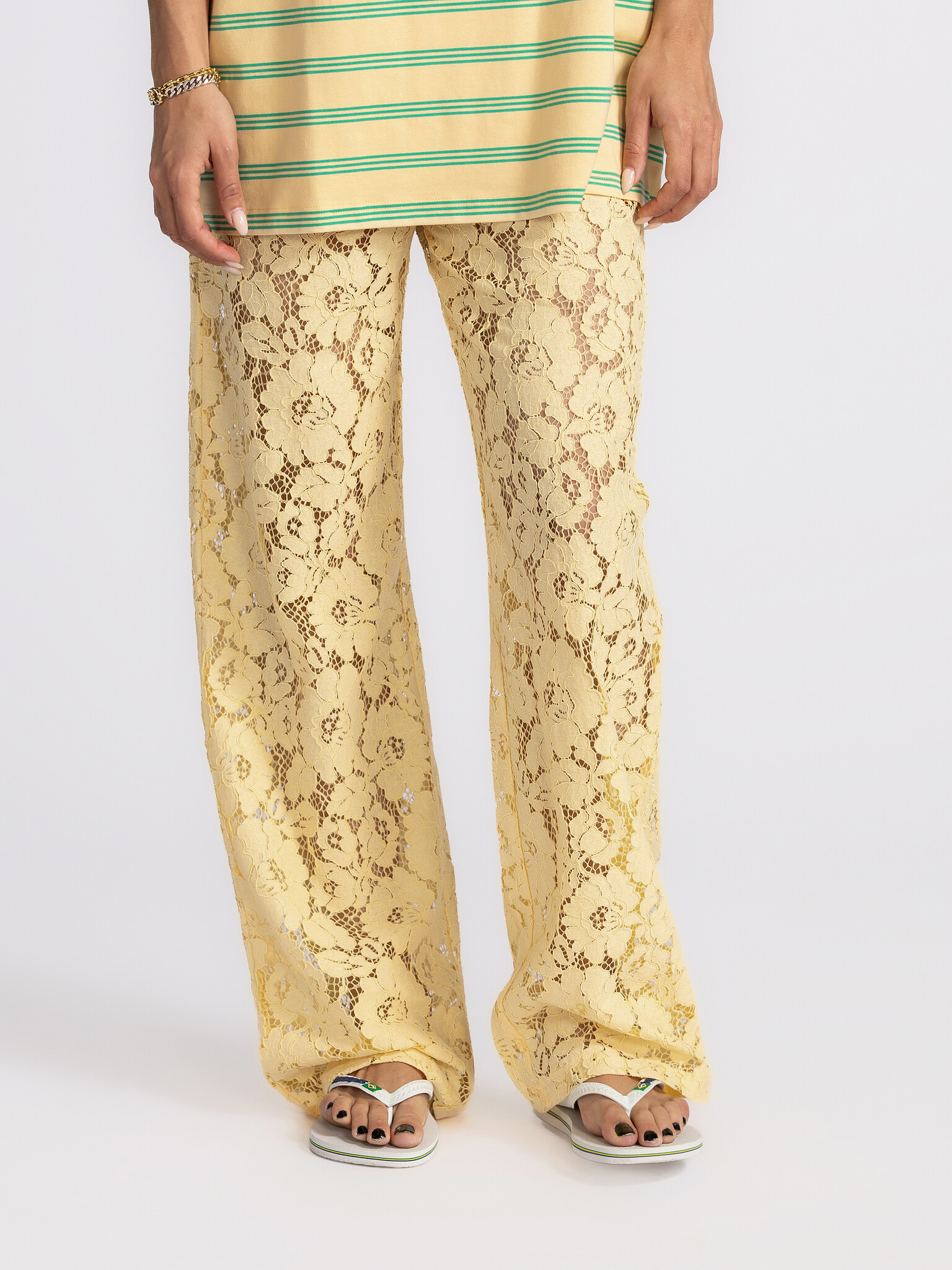 Les Soeurs Kanten broek Reva 1. Life is butter with you – in deze botergele kanten broek. De luchtige stof en flatterende...