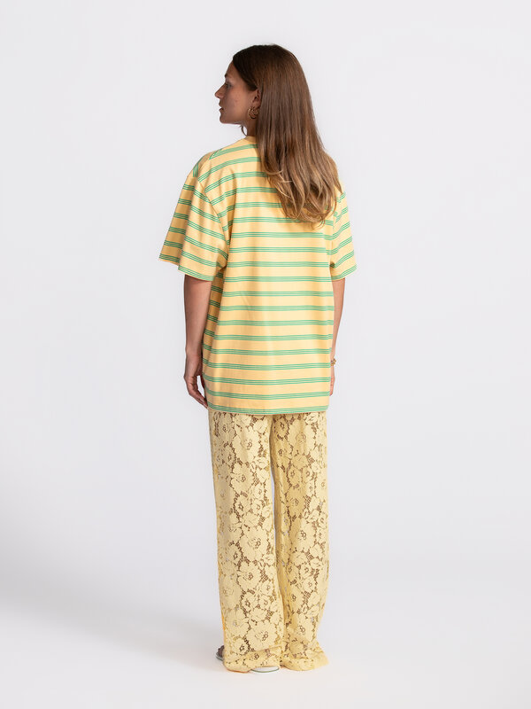 Les Soeurs Kanten broek Reva 5. Life is butter with you – in deze botergele kanten broek. De luchtige stof en flatterende...