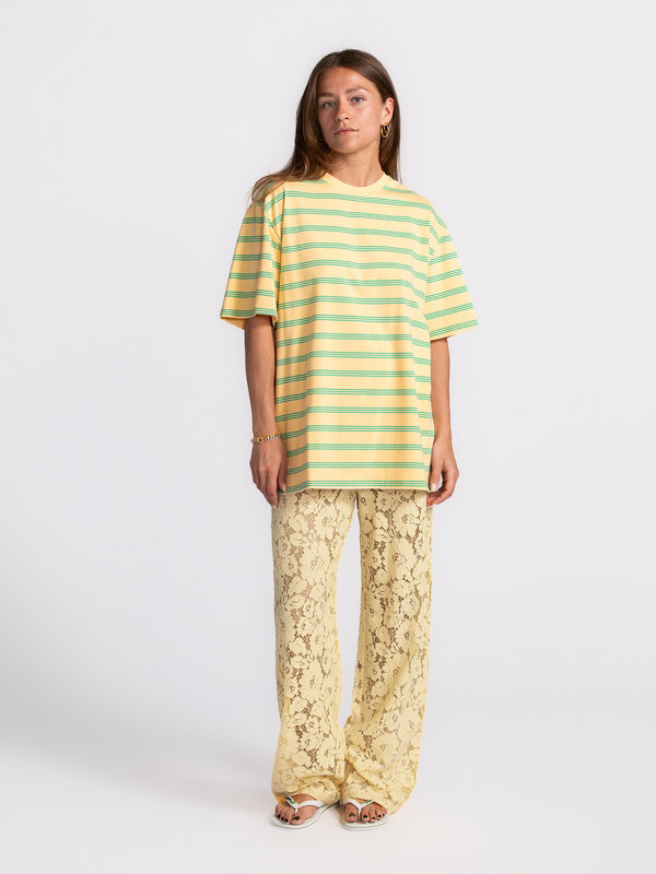 Les Soeurs Kanten broek Reva 3. Life is butter with you – in deze botergele kanten broek. De luchtige stof en flatterende...
