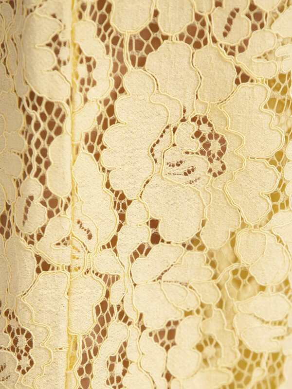 Les Soeurs Kanten broek Reva 6. Life is butter with you – in deze botergele kanten broek. De luchtige stof en flatterende...