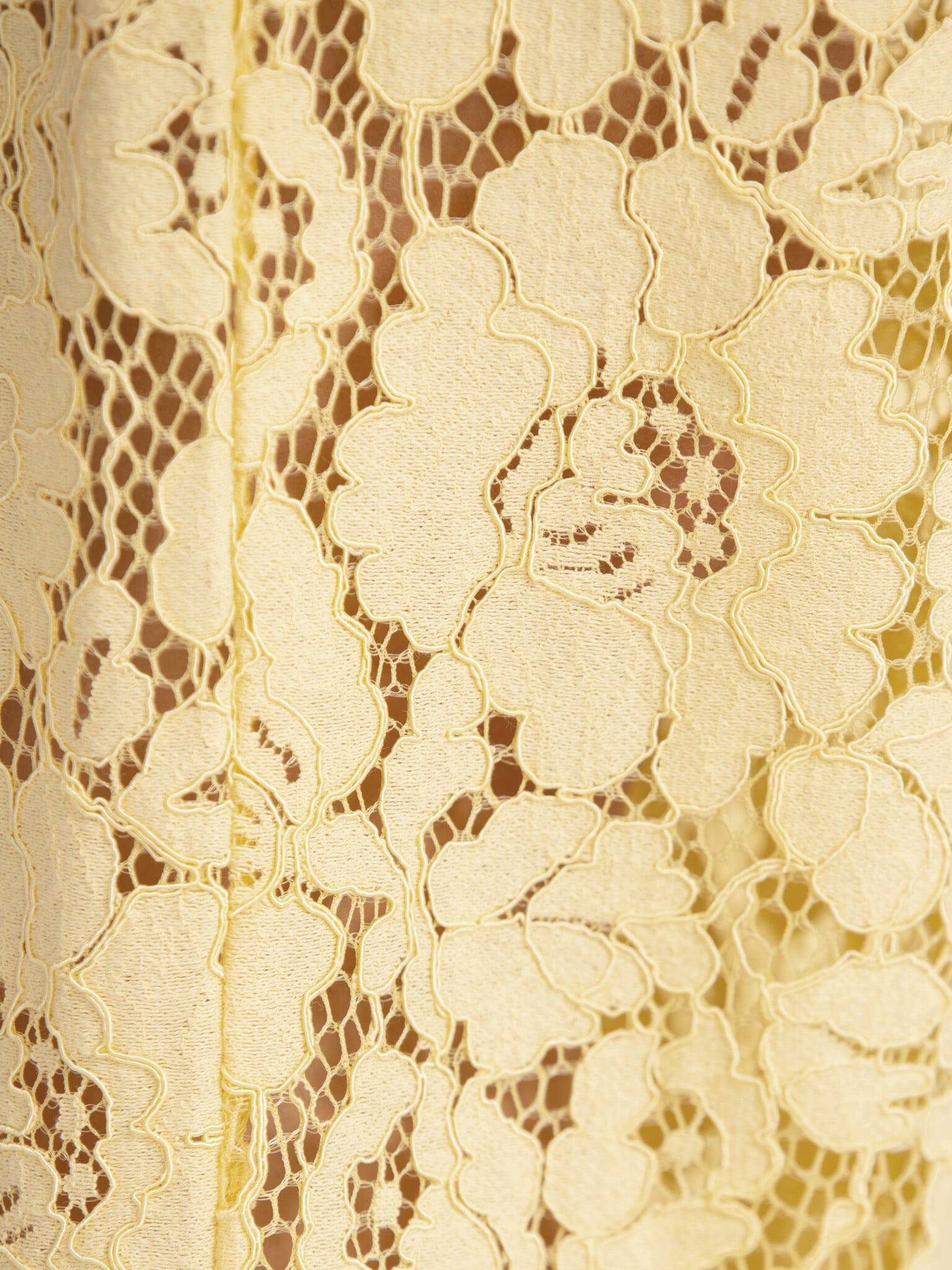 Les Soeurs Kanten broek Reva 6. Life is butter with you – in deze botergele kanten broek. De luchtige stof en flatterende...