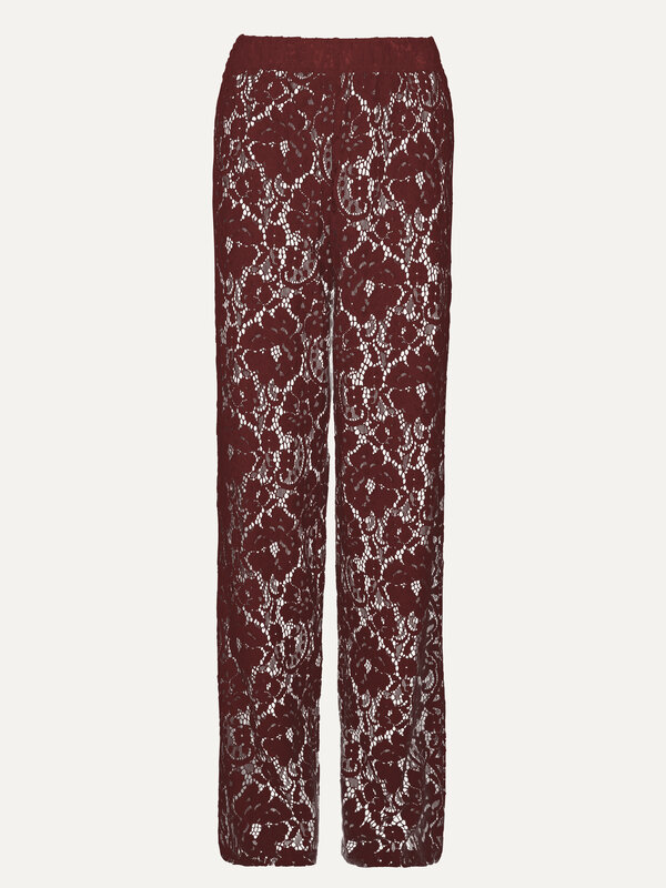 Les Soeurs Kanten broek Reva 2. Classy in burgundy – onze favoriet is terug in tijdloos bordeaux! Dromerig, speels en luc...