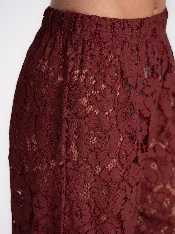 Les Soeurs Pantalon en dentelle Reva 5. Classique en bordeaux – notre pièce phare est de retour dans une teinte intempore...