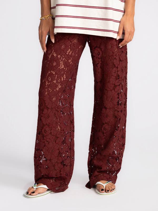 Les Soeurs Lace trousers Reva 3. Classy in burgundy – our all-time favourite is back in timeless burgundy! Dreamy, playfu...