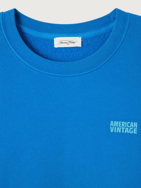 American Vintage Sweat Izubird 2. Color pop. Ce pull bleu éclatant à la coupe décontractée offre le confort du loungewear...