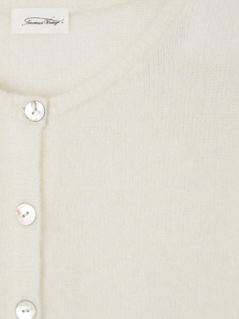 American Vintage Gebreide cardigan Vitow 6. Winter white - deze zachte alpaca cardigan van American Vintage is een tijdlo...