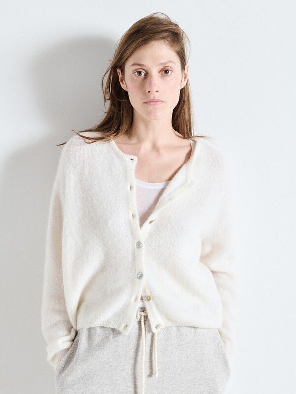 American Vintage Knitted cardigan Vitow 2. Winter white - this soft alpaca cardigan by American Vintage wraps you in time...