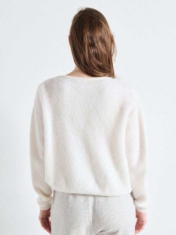American Vintage Knitted cardigan Vitow 4. Winter white - this soft alpaca cardigan by American Vintage wraps you in time...