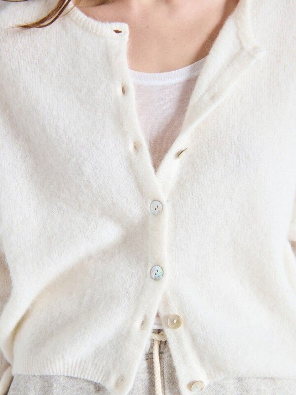 American Vintage Knitted cardigan Vitow 3. Winter white - this soft alpaca cardigan by American Vintage wraps you in time...