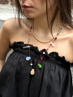 Collier Alix. Charme bohème - ce collier coloré orné de perles et de pierres évoque instantanément l’été. Le fil rouge co...