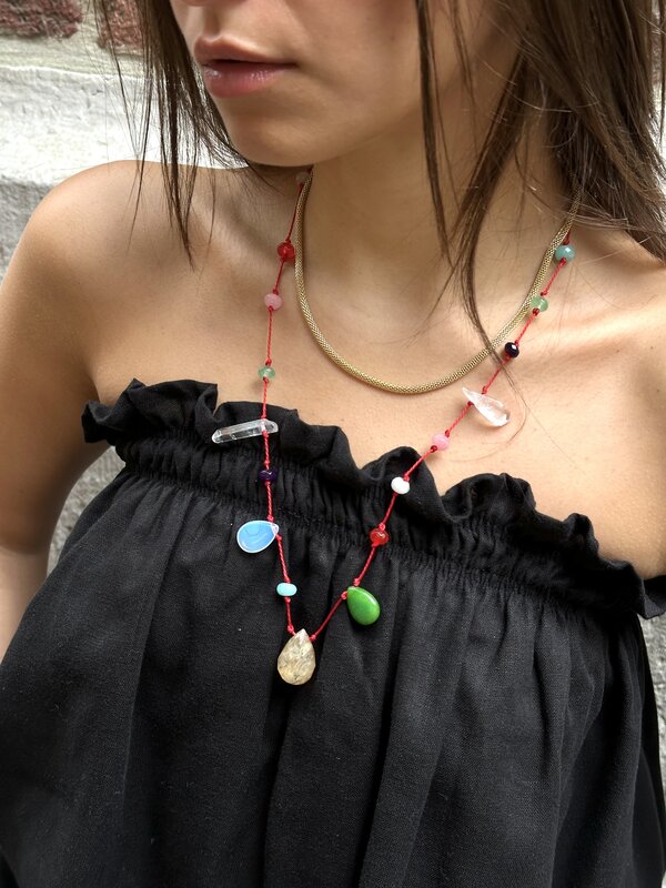 Les Soeurs Collier Alix 1. Charme bohème - ce collier coloré orné de perles et de pierres évoque instantanément l’été. Le...