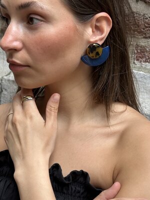 Earring set Marly. Bold geometry. This graphic earring in deep blue and tortoise instantly adds character to your look. I...