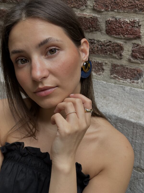 Les Soeurs Set de boucles d'oreilles Marly 2. Bold geometry. Cette boucle d’oreille graphique en bleu profond et écaille ...
