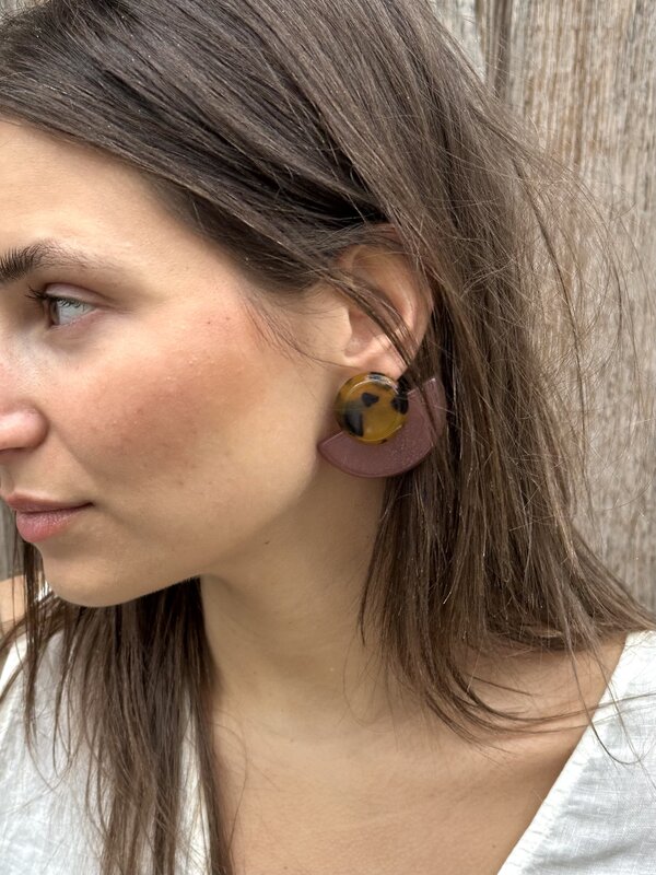 Les Soeurs Set de boucles d'oreilles Marly 2. Ces boucles d’oreilles en rose pâle et écaille apportent une touche féminin...
