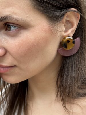 Set de boucles d'oreilles Marly. Ces boucles d’oreilles en rose pâle et écaille apportent une touche féminine et moderne ...
