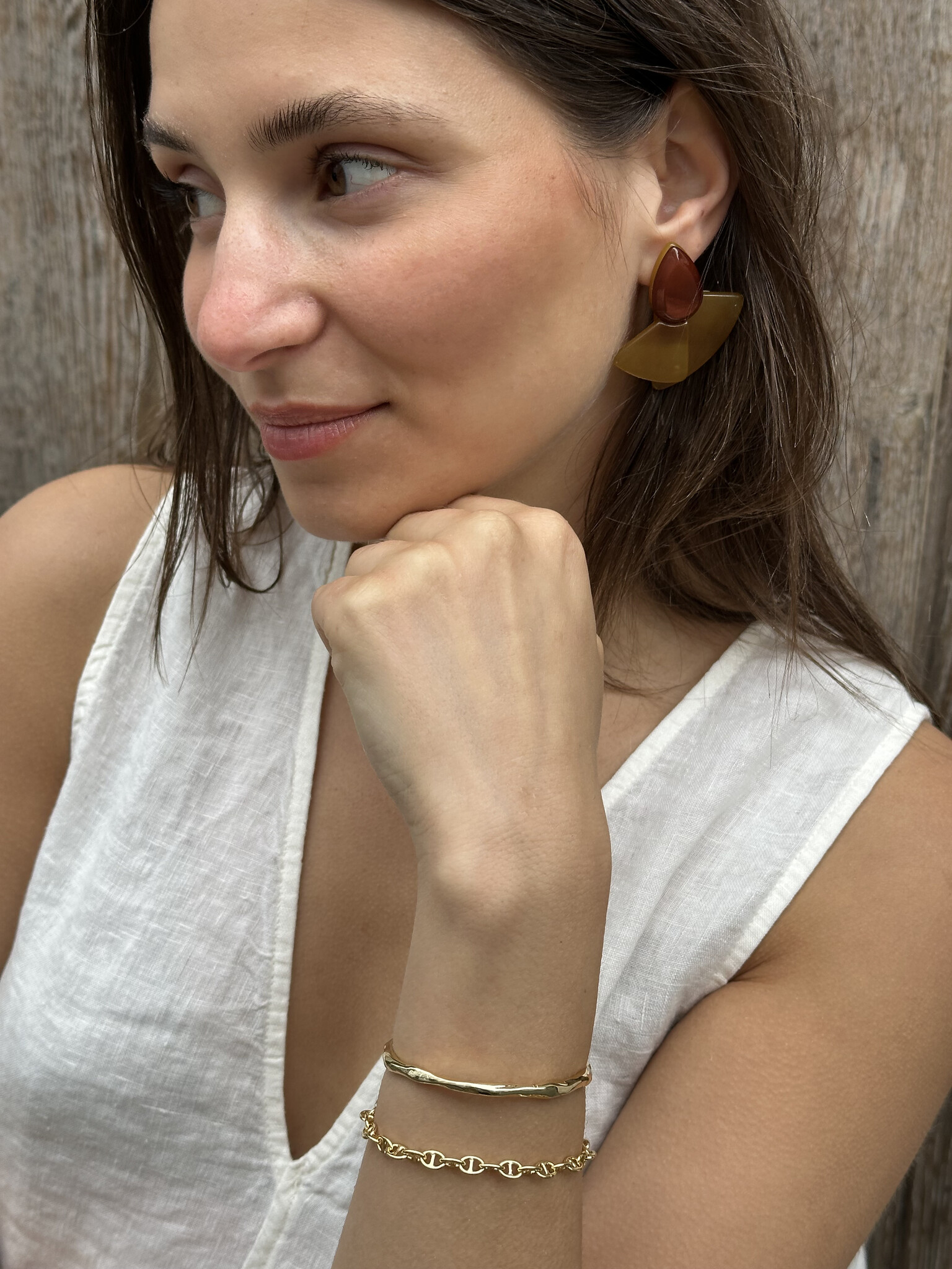 Les Soeurs Oorbellen set Mevin 3. Maak een subtiel statement met deze resin oorbellen in warme ocretint. De tijdloze, aar...