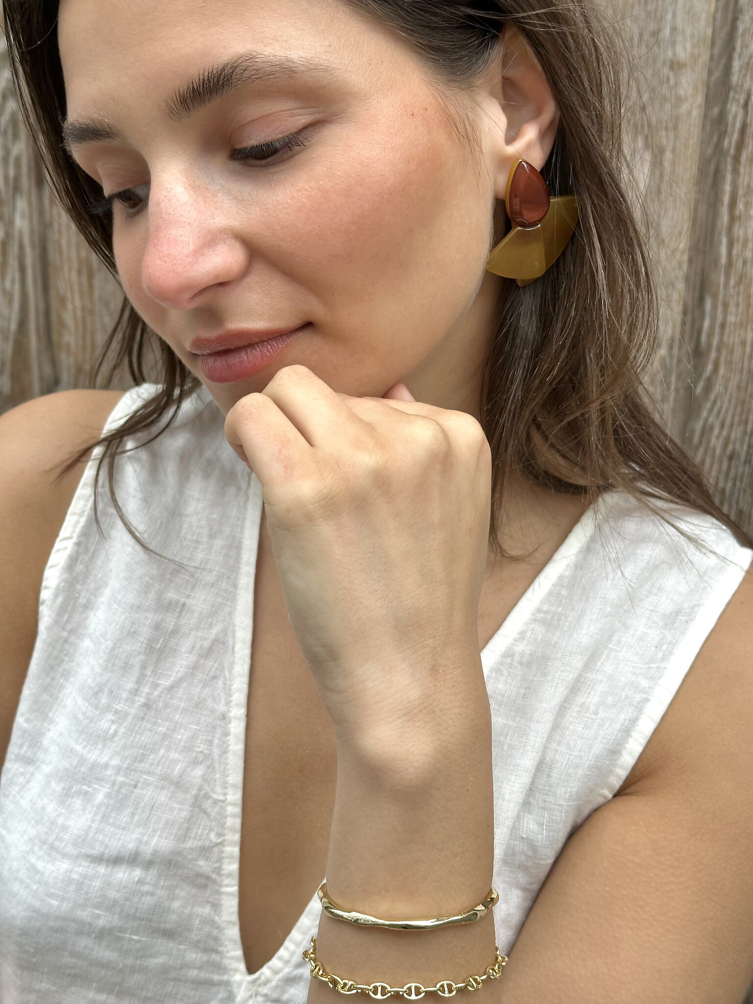 Les Soeurs Oorbellen set Mevin 2. Maak een subtiel statement met deze resin oorbellen in warme ocretint. De tijdloze, aar...