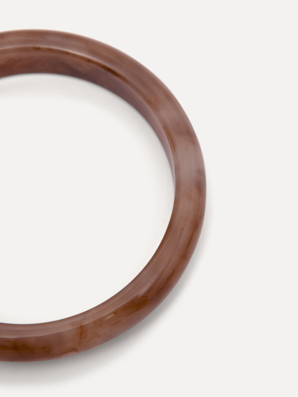 Les Soeurs Resin bangle bracelet round 2. Banglin’ beauty. This round bangle in a warm marsala hue adds color and charact...