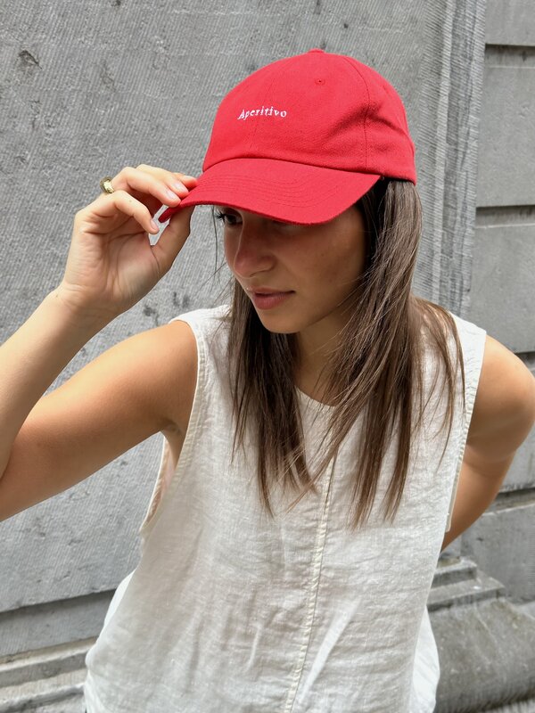 Les Soeurs Cap Poppy Aperitivo 2. This bold red cap with 'Aperitivo' embroidery brings instant summer vibes. Wear it with...