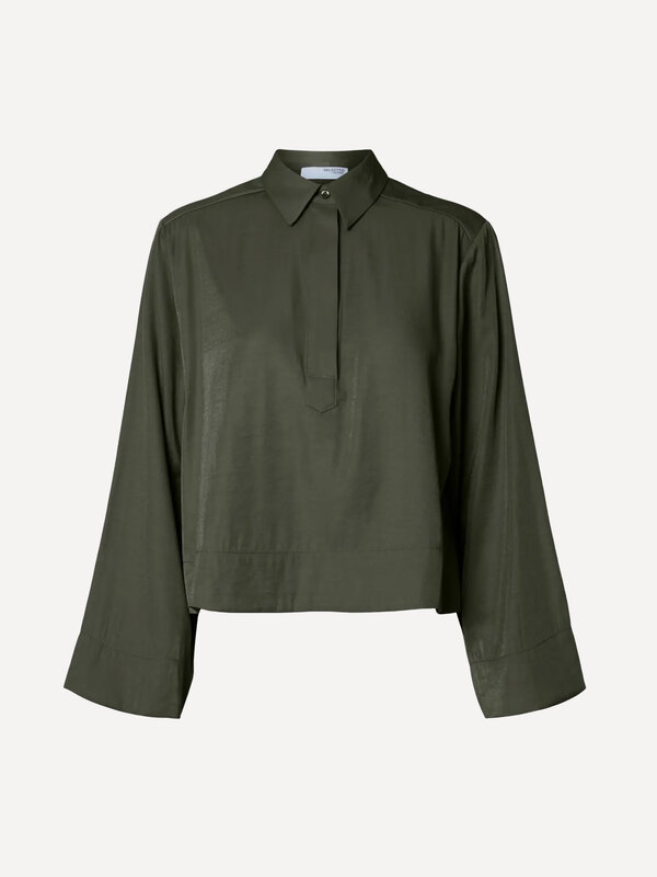 Selected Cropped blouse Jean 1. This cropped shirt in deep khaki exudes understated elegance. The subtle sheen, wide slee...